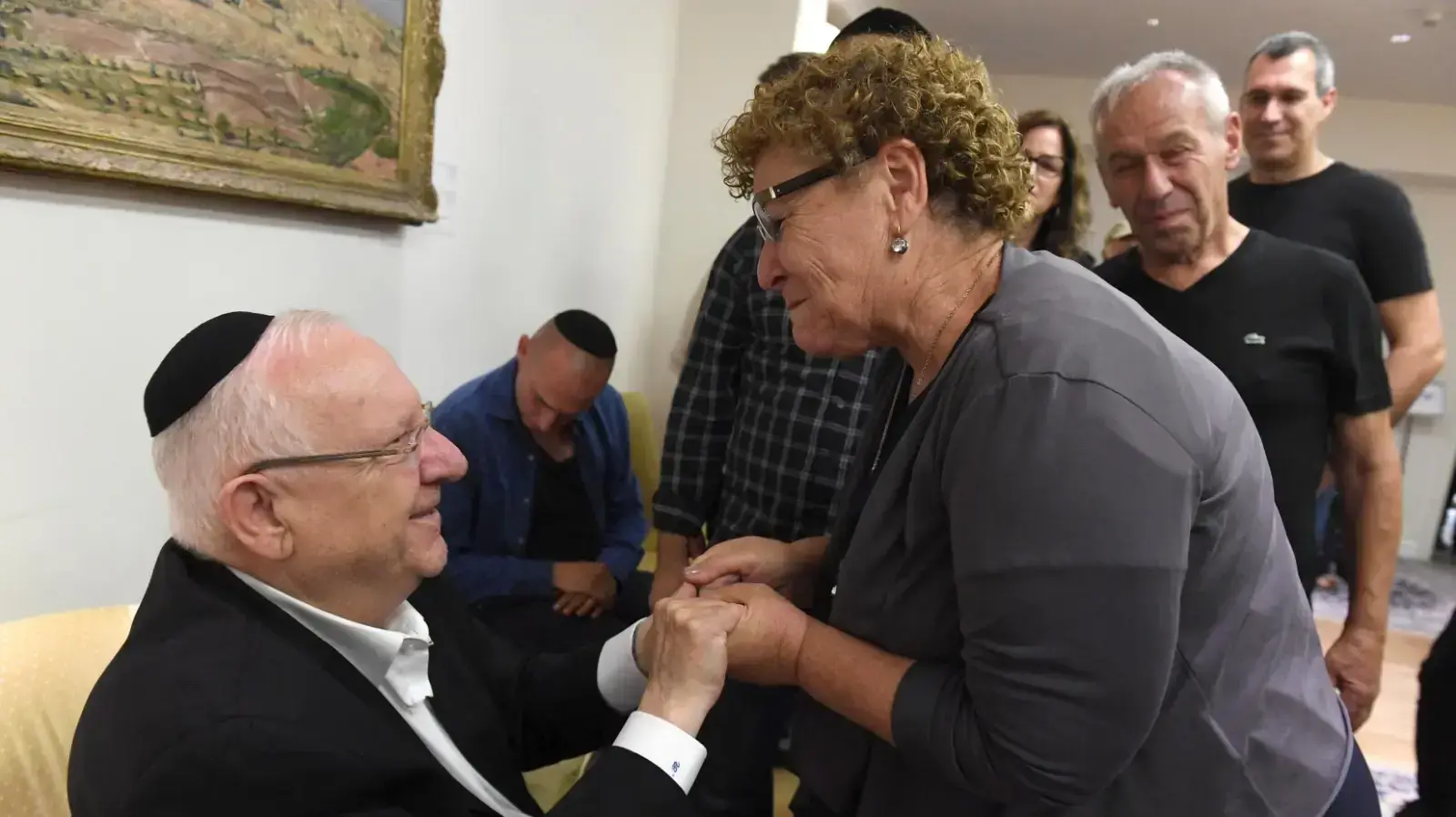 נשיא המדינה קיבל היום מנחמים מכל קצוות הארץ ובהם מרים פרץ ביומה הראשון של השבעה על נחמה ז"ל, 6 ביוני 2019 נשיא המדינה קיבל היום מנחמים מכל קצוות הארץ ובהם מרים פרץ ביומה הראשון של השבעה על נחמה ז"ל, 6 ביוני 2019