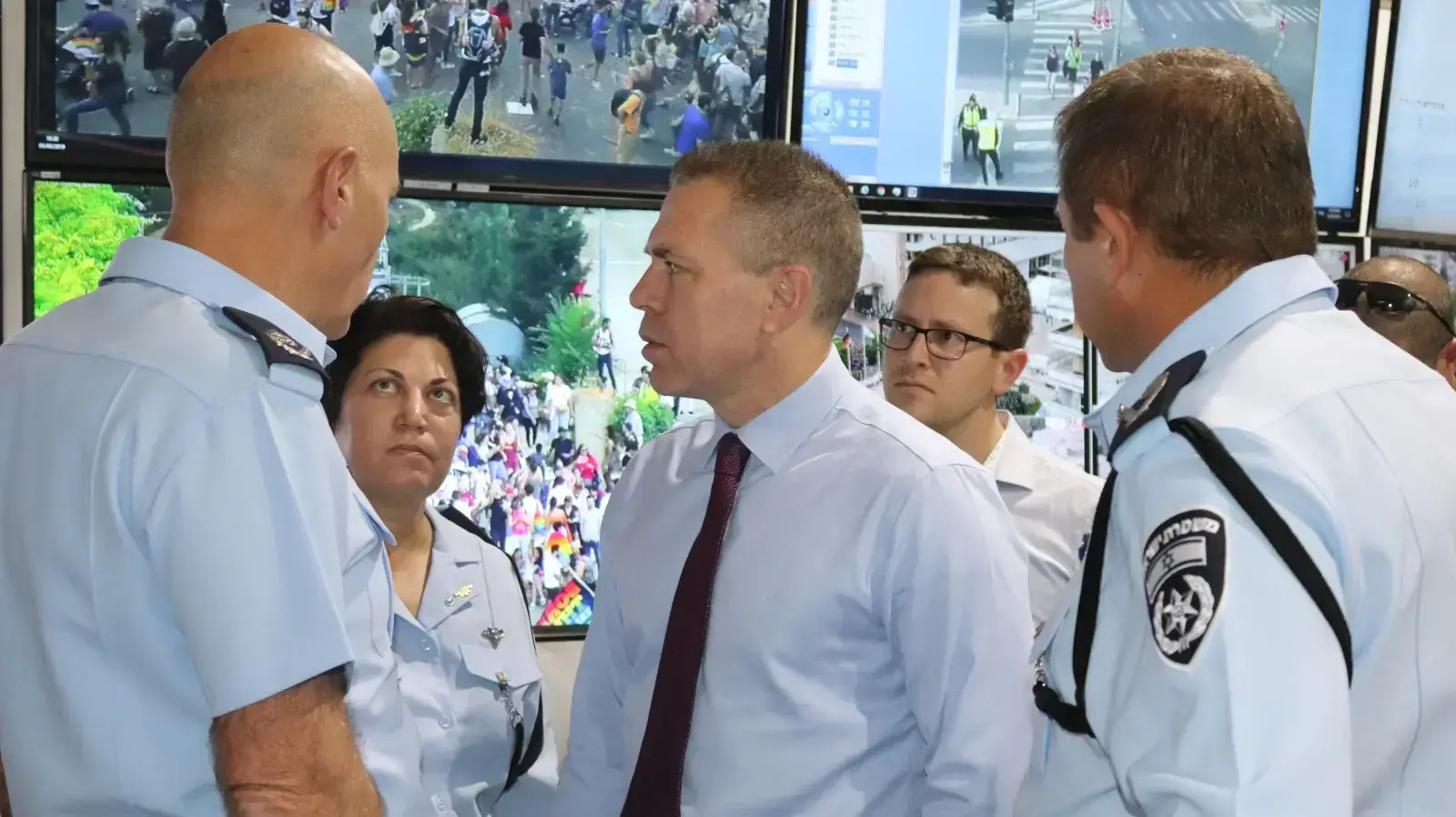 השר לבטחון הפנים ארדן ביקר בחפ"ק המשטרה במצעד הגאווה ועמד על היערכות הכוחות וסידורי האבטחה בירושלים, 6 ביוני 2019 השר לבטחון הפנים ארדן ביקר בחפ"ק המשטרה במצעד הגאווה ועמד על היערכות הכוחות וסידורי האבטחה בירושלים, 6 ביוני 2019