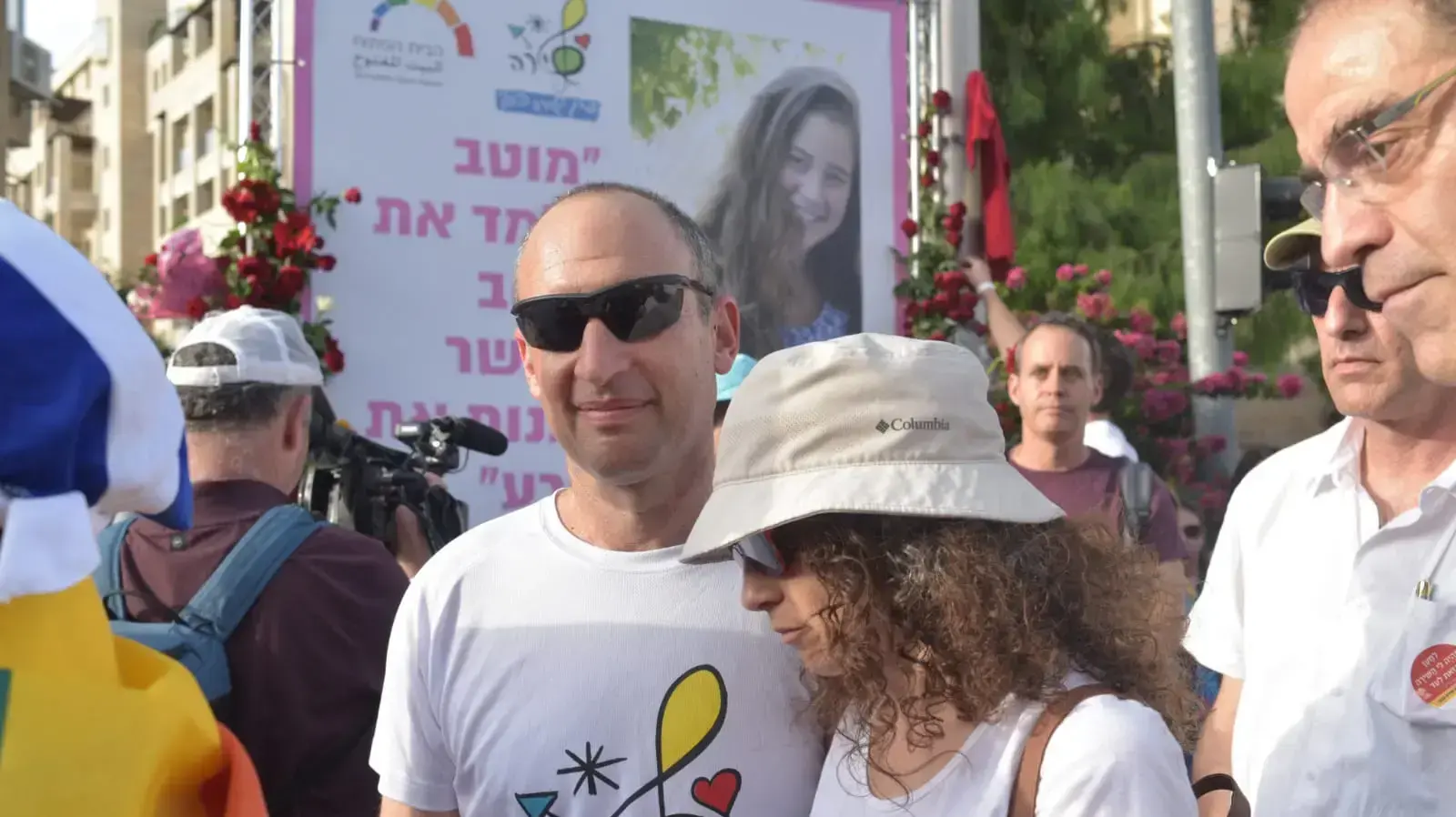 הוריה של שירה בנקי ליד מקום הרצחה,מצעד הגאווה בירושלים, 6 ביוני 2019 הוריה של שירה בנקי ליד מקום הרצחה,מצעד הגאווה בירושלים, 6 ביוני 2019