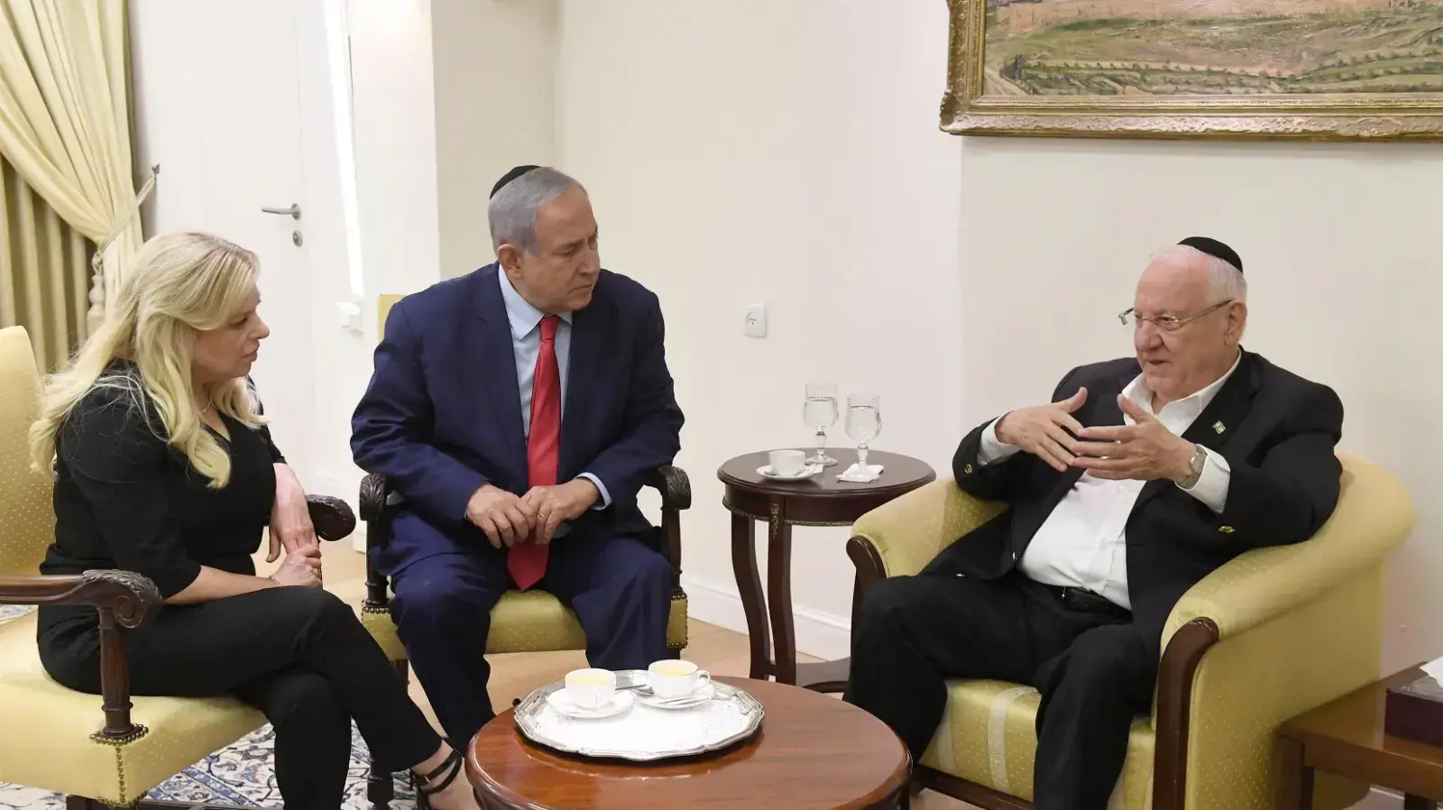 נראש הממשלה בנימין נתניהו ורעייתו שרה מנחמים את נשיא המדינה על מותה של נחמה ז"ל, 6 ביוני 2019 נראש הממשלה בנימין נתניהו ורעייתו שרה מנחמים את נשיא המדינה על מותה של נחמה ז"ל, 6 ביוני 2019