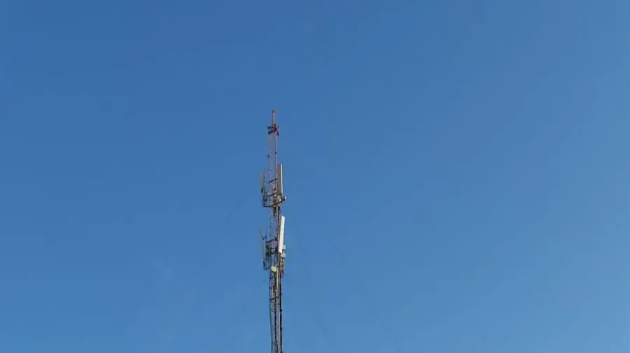 האנטנה בהר יהל שבנגב, עליה נתקעה החתולה שחולצה. 09 ביוני 2019 האנטנה בהר יהל שבנגב, עליה נתקעה החתולה שחולצה. 09 ביוני 2019