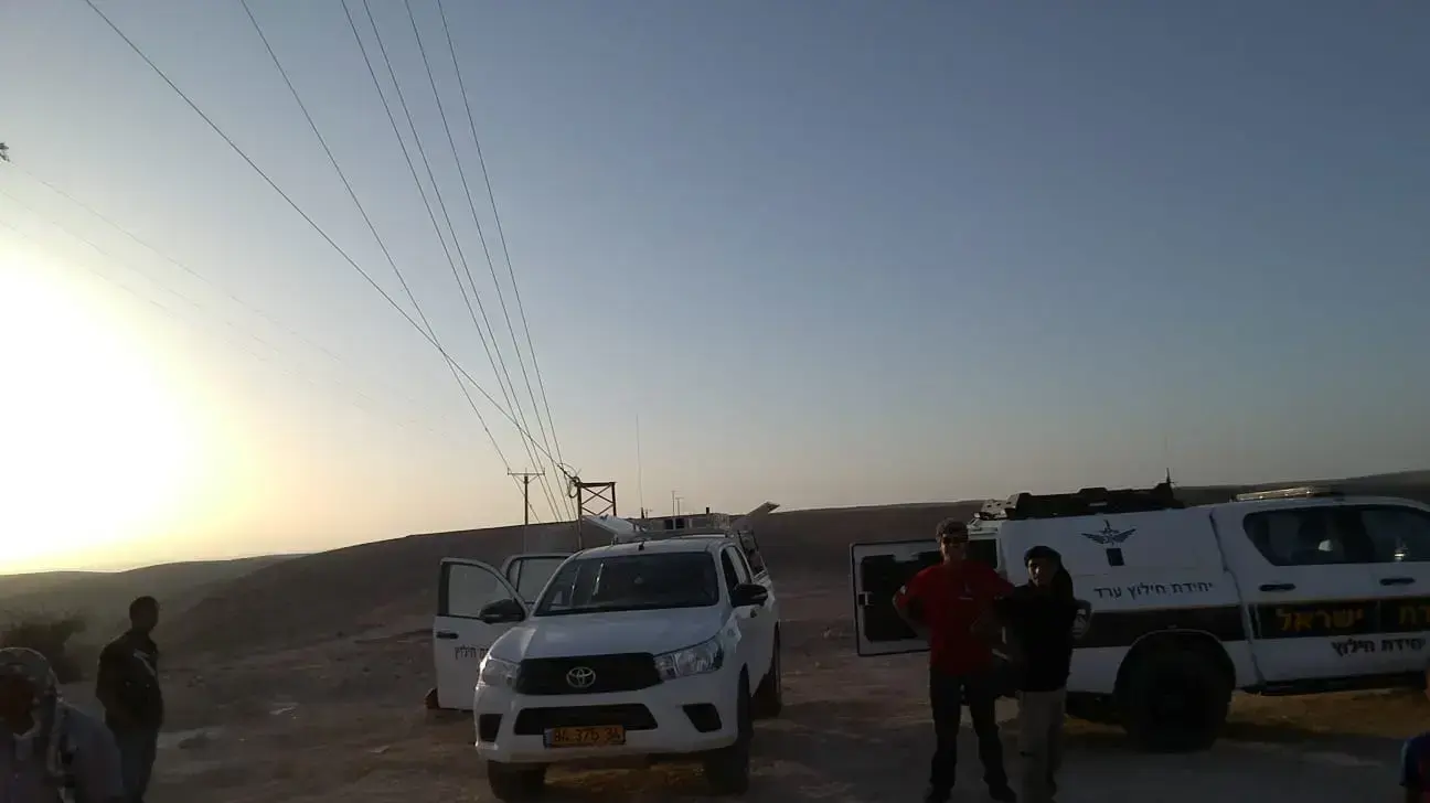 צוותי החילוץ שהגיעו לאזור הר יהל כדי לחלץ את החתולה שנתקעה על האנטנה, 09 ביוני 2019 צוותי החילוץ שהגיעו לאזור הר יהל כדי לחלץ את החתולה שנתקעה על האנטנה, 09 ביוני 2019