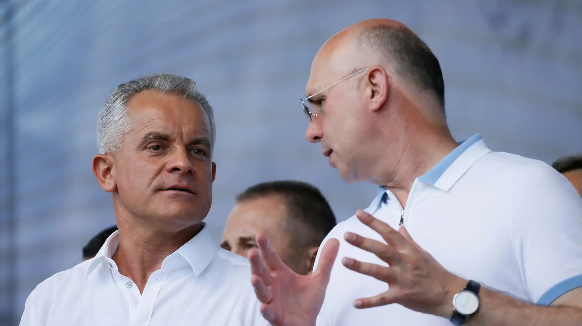 הנשיא הזמני של מולדובה, פאבל פיליפ, (מימין), ומנהיג המפלגה הדמוקרטית, ולדימיר פלחוטניוק, בעצרת בבירה קישינב, 9 ביוני 2019

