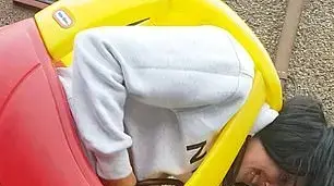 אשה שנתקעה ברכב צעצוע של ילדים
