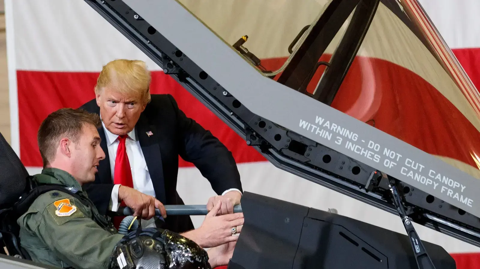 נשיא ארה"ב דונלד טראמפ עם טייס F-35 בבסיס חיל האוויר לוק, אריזונה, 19 באוקטובר 2018