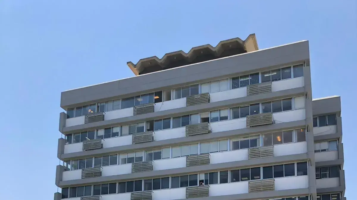 פועל שנפל מגובה של 6 קומות ברחוב טשרניחובסקי בחיפה. פגיעה רב מערכתית ללא סימני חיים וקובעים את מותו. פועל שנפל מגובה של 6 קומות ברחוב טשרניחובסקי בחיפה. פגיעה רב מערכתית ללא סימני חיים וקובעים את מותו.