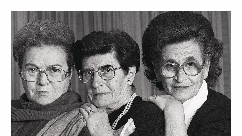 מגזין אמוץ עשהאל שלוש אחיות, תל אביב 1992. אמי, רבקה, עם אחיותיה, לאה ואסתר. על אמות ידיהן צרובים מספרים עוקבים. בסדר זה הן עמדו בתור לקעקוע באושוויץ מגזין אמוץ עשהאל שלוש אחיות, תל אביב 1992. אמי, רבקה, עם אחיותיה, לאה ואסתר. על אמות ידיהן צרובים מספרים עוקבים. בסדר זה הן עמדו בתור לקעקוע באושוויץ