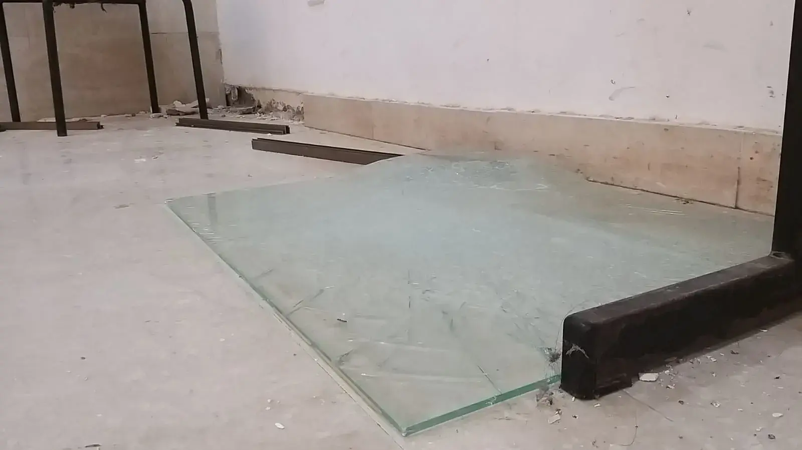 נזקי הרקטה במבנה בשדרות 13 ביוני 2019 נזקי הרקטה במבנה בשדרות 13 ביוני 2019