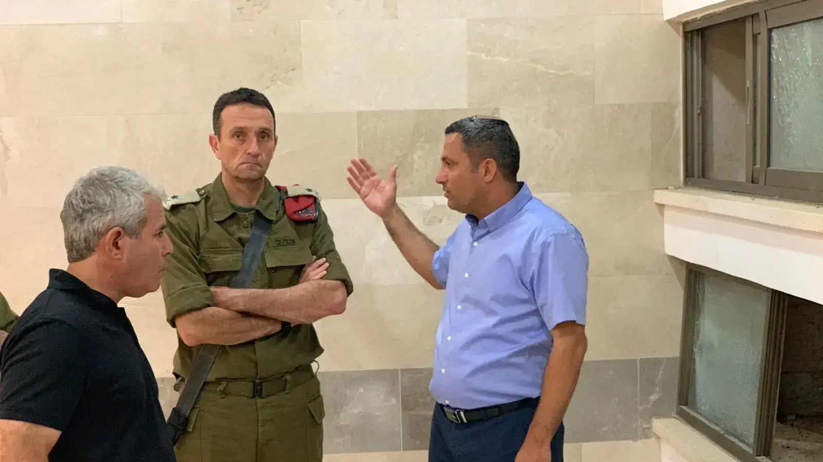 ראש עיריית שדרות אלון דוידי ואלוף פיקוד דרום הרצי הלוי בבניין הישיבה בשדרות שנפגע מרקטה, 14 יוני 2019 ראש עיריית שדרות אלון דוידי ואלוף פיקוד דרום הרצי הלוי בבניין הישיבה בשדרות שנפגע מרקטה, 14 יוני 2019