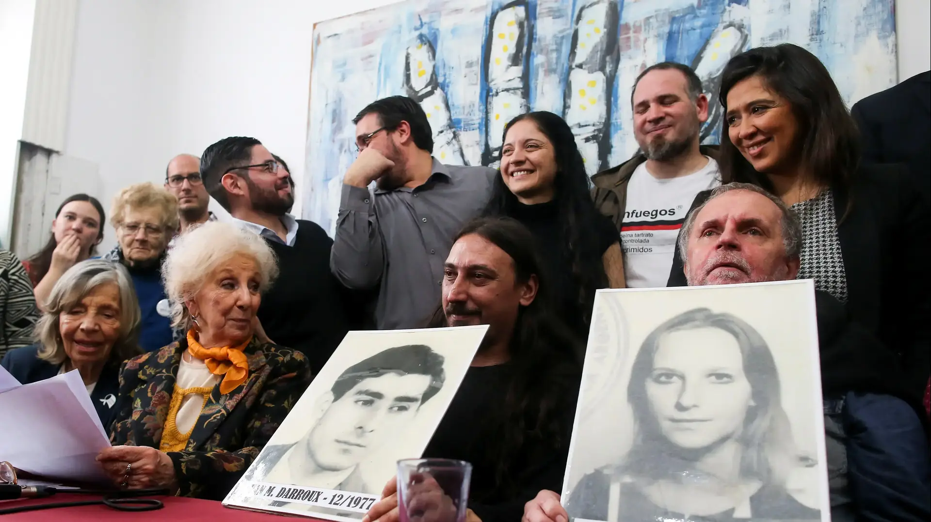 אדם שהוריו נחטפו על ידי סוכני השירות החשאי הארגנטינאי ב -1977 מתאחד עם משפחתו 13 ביוני 2019 אדם שהוריו נחטפו על ידי סוכני השירות החשאי הארגנטינאי ב -1977 מתאחד עם משפחתו 13 ביוני 2019