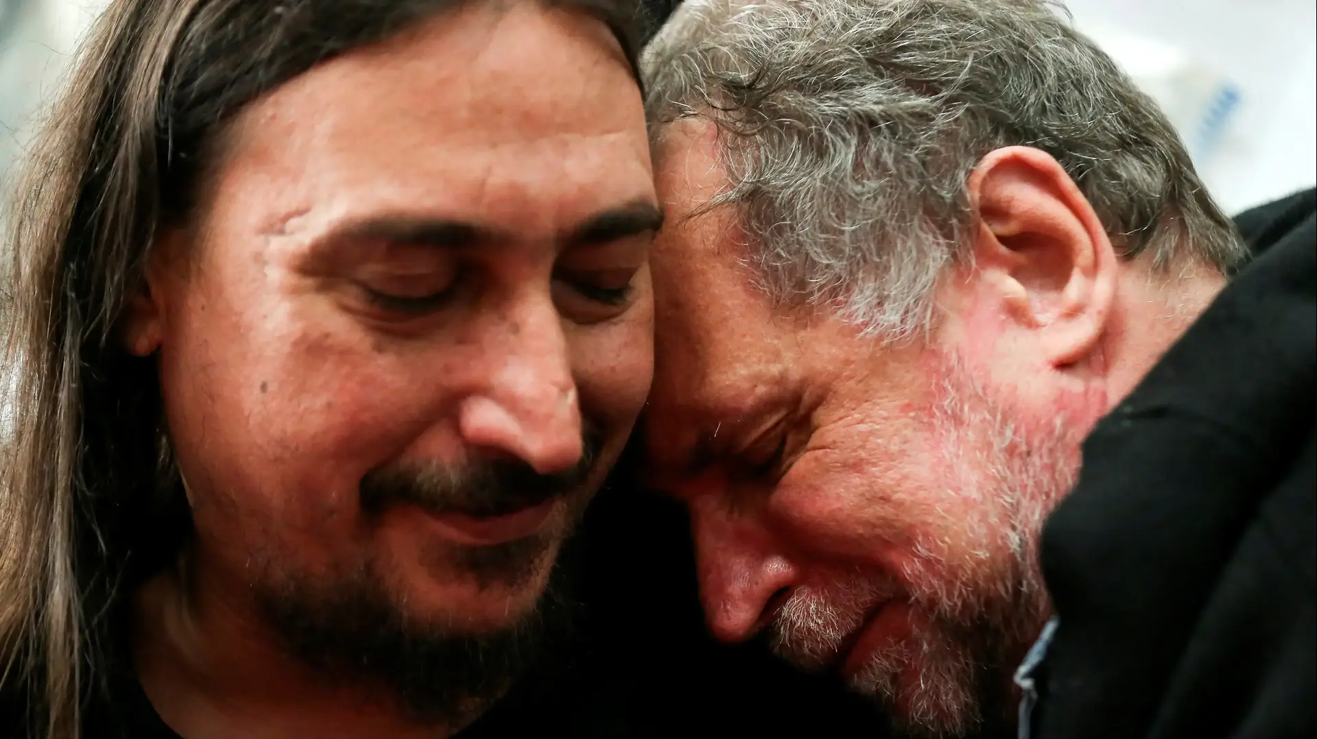 אדם שהוריו נחטפו על ידי סוכני השירות החשאי הארגנטינאי ב -1977 מתאחד עם משפחתו 13 ביוני 2019 אדם שהוריו נחטפו על ידי סוכני השירות החשאי הארגנטינאי ב -1977 מתאחד עם משפחתו 13 ביוני 2019