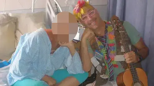 ליצן רפואי ד"ר אמנון רביב עם אחד ממטופליו ליצן רפואי ד"ר אמנון רביב עם אחד ממטופליו