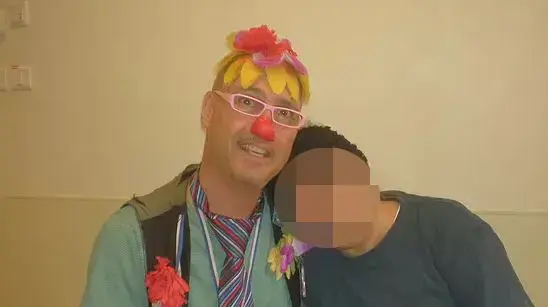 ליצן רפואי ד"ר אמנון רביב עם אחד ממטופליו ליצן רפואי ד"ר אמנון רביב עם אחד ממטופליו