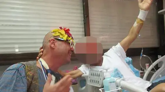 ליצן רפואי ד"ר אמנון רביב עם אחד ממטופליו ליצן רפואי ד"ר אמנון רביב עם אחד ממטופליו