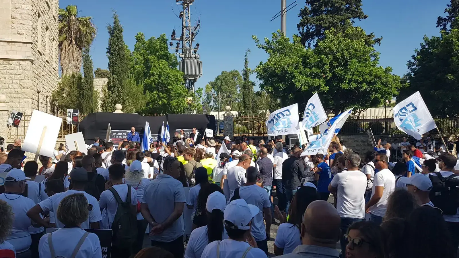 הפגנת תושבי אילת נגד סגירת שדה דב הפגנת תושבי אילת נגד סגירת שדה דב