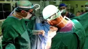 ניתוח להסרת גידול מראשו של מטופל בערות מלאה בבית החולים סורוקה ניתוח להסרת גידול מראשו של מטופל בערות מלאה בבית החולים סורוקה