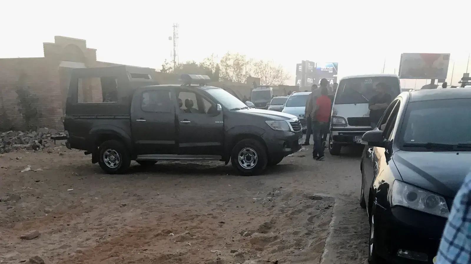 שוטרים מחוץ לבית הקברות במצרים בו עורכי הדין של מוחמד מורסי טוענים שבו הוא נקבר מוחמד מורסי , יוני 2019 שוטרים מחוץ לבית הקברות במצרים בו עורכי הדין של מוחמד מורסי טוענים שבו הוא נקבר מוחמד מורסי , יוני 2019