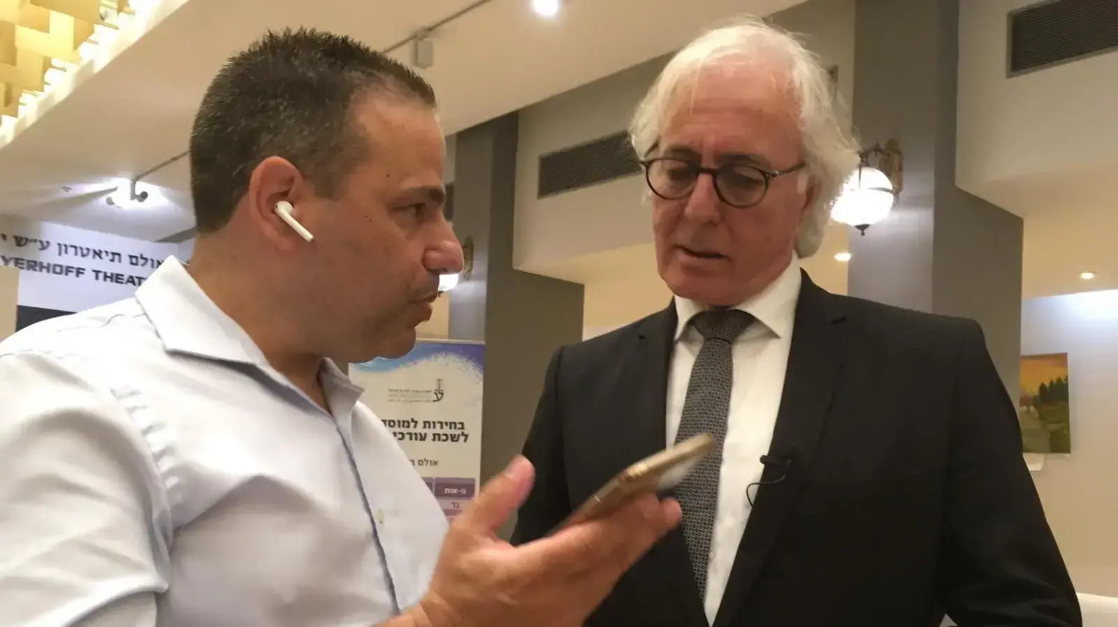 הצבעתו של עו"ד ציון אמיר, בית ציוני אמריקה, ת"א הצבעתו של עו"ד ציון אמיר, בית ציוני אמריקה, ת"א