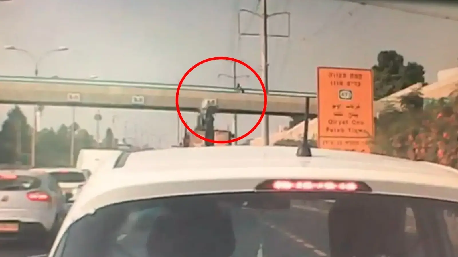 שר קוקה קולה הממוקם סמוך לבני ברק על כביש 4, מתגלח ע״י משאית כבדה. שר קוקה קולה הממוקם סמוך לבני ברק על כביש 4, מתגלח ע״י משאית כבדה.