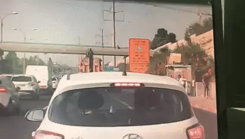 גיף פגיעת משאית בגשר בכביש 4