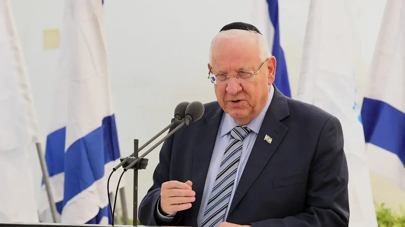 נשיא המדינה, ראובן (רובי) ריבלין במהלך טקס האזכרה לחללי אלטלנה, בית העלמין נחלת יצחק, תל אביב 18 ביוני 2019 