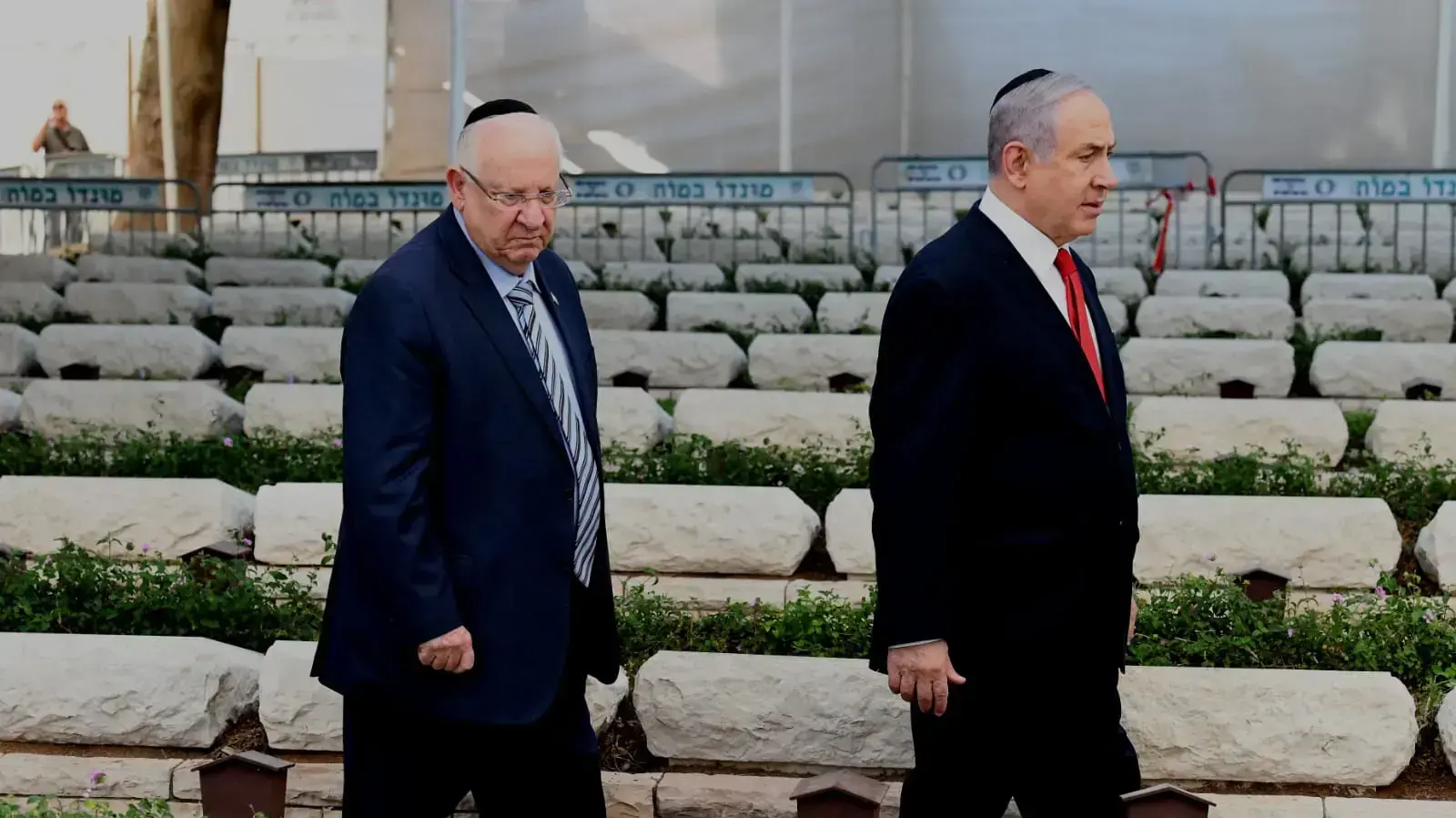 ראש הממשלה, בנימין נתניהו ונשיא המדינה, ראובן (רובי) ריבלין במהלך טקס האזכרה לחללי אלטלנה, בית העלמין נחלת יצחק, תל אביב 18 ביוני 2019 ראש הממשלה, בנימין נתניהו ונשיא המדינה, ראובן (רובי) ריבלין במהלך טקס האזכרה לחללי אלטלנה, בית העלמין נחלת יצחק, תל אביב 18 ביוני 2019