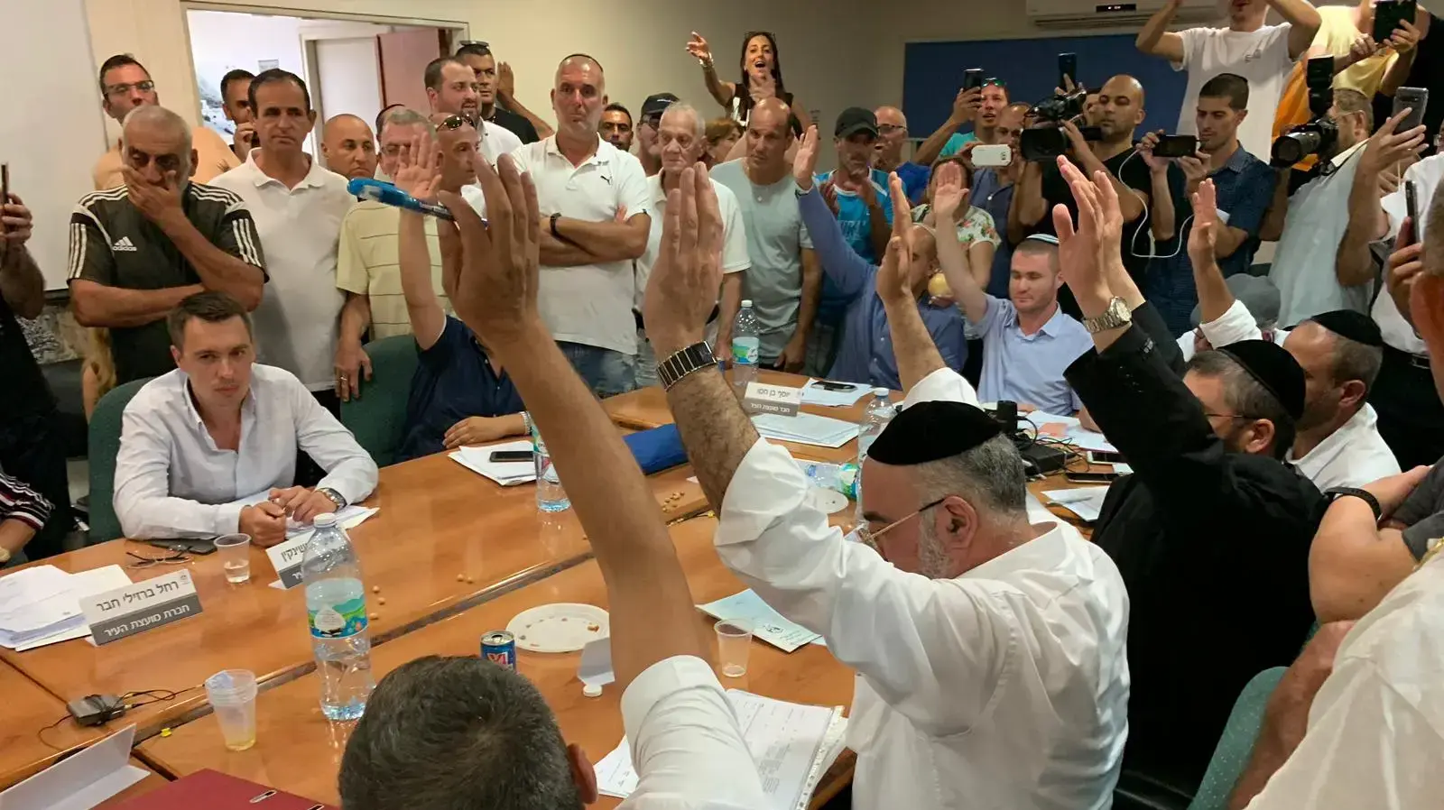 רוב של 9 מול 6 במועצת העיר טבריה הצביע נגד הצעת התקציב של ראש העיר רון קובי, 18 יוני 2019 רוב של 9 מול 6 במועצת העיר טבריה הצביע נגד הצעת התקציב של ראש העיר רון קובי, 18 יוני 2019