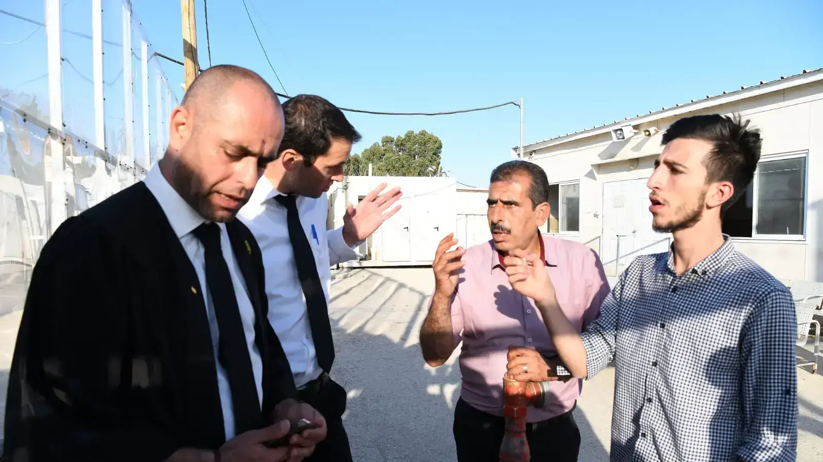 אחיו ובנו של אונס בת ה- 7, יחד עם עורכי דינו בבית הדין הצבאי, עופר 19 ביוני 2019 אחיו ובנו של אונס בת ה- 7, יחד עם עורכי דינו בבית הדין הצבאי, עופר 19 ביוני 2019