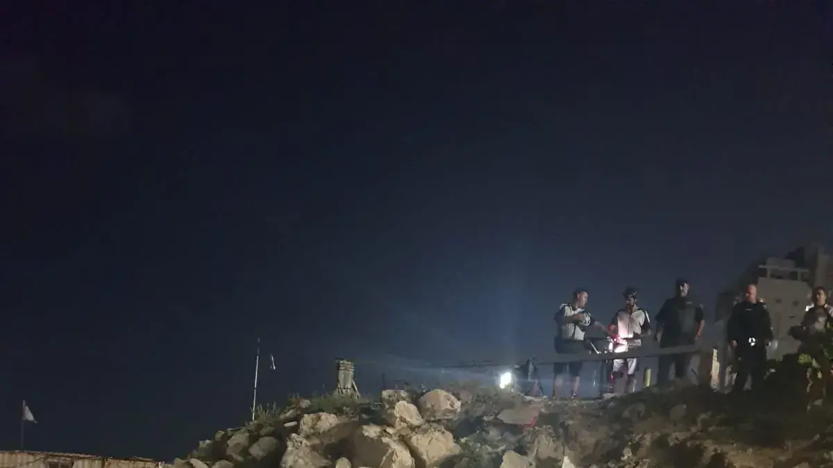 זירת מיקום נפילתו של הילד שהדרדר מצוק בחוף בבת ים 19 ביוני 2019
זירת מיקום נפילתו של הילד שהדרדר מצוק בחוף בבת ים 19 ביוני 2019