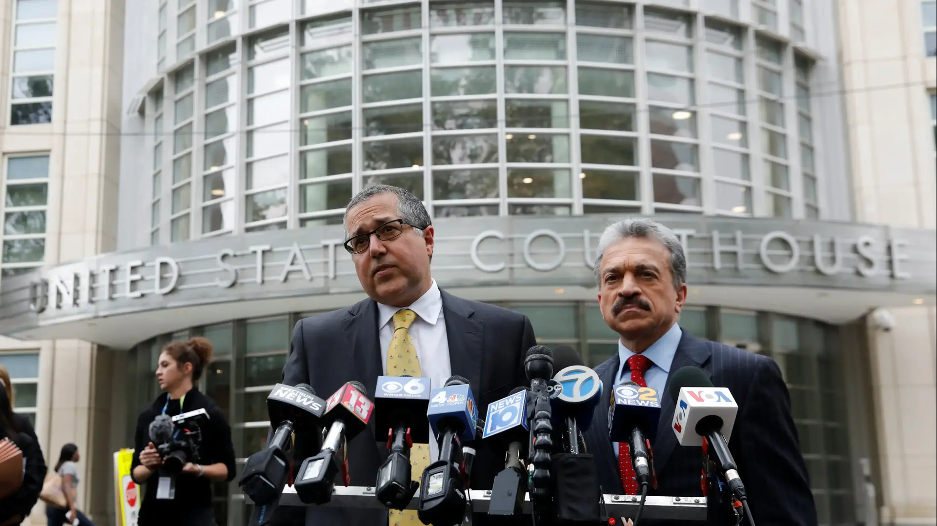 עורכי דינו של קית רנייר שהנהיג כת מין בניו יורק מחוץ לבית המשפט הפדרלי בברוקלין ב-19 ביוני 2019 עורכי דינו של קית רנייר שהנהיג כת מין בניו יורק מחוץ לבית המשפט הפדרלי בברוקלין ב-19 ביוני 2019
