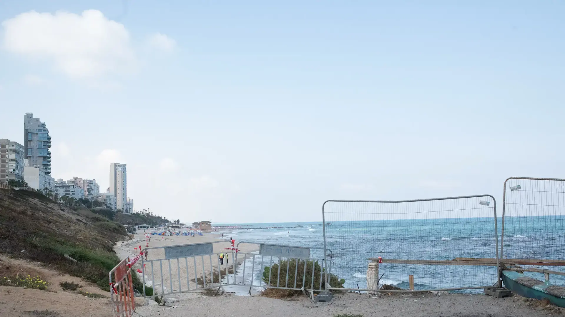 חוף הים בבת ים בו הדרדר ילד מצוק , יוני 2019