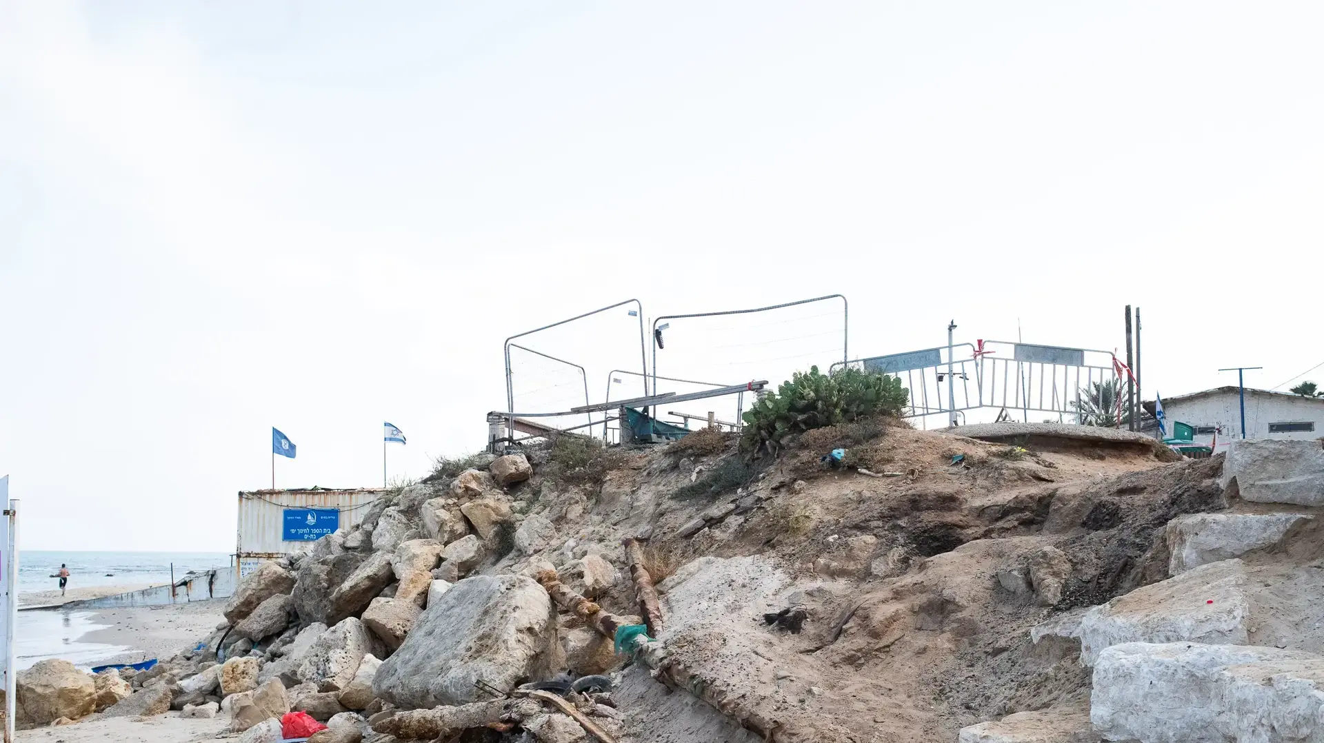 חוף הים בבת ים בו הדרדר ילד מצוק , יוני 2019 חוף הים בבת ים בו הדרדר ילד מצוק , יוני 2019