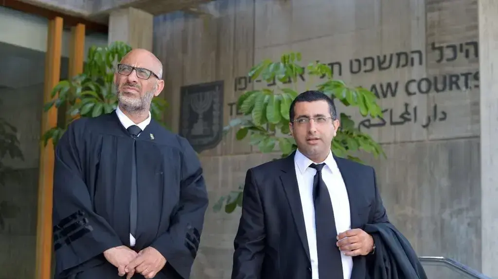 עורכי הדין, יהודה פריד משמאל וטל רבאי מימין, של בת ה-7 שנאנסה בבנימין. 21 ביוני 2019 עורכי הדין, יהודה פריד משמאל וטל רבאי מימין, של בת ה-7 שנאנסה בבנימין. 21 ביוני 2019