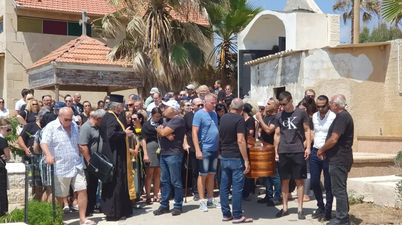 בני משפחה, חברים וקרובים של טימופיי אשורטיה, שנפל למותו מצוק בחוף הים בבת ים, בהלוויתו בבית הקברות ביפו. 21 ביוני 2019 בני משפחה, חברים וקרובים של טימופיי אשורטיה, שנפל למותו מצוק בחוף הים בבת ים, בהלוויתו בבית הקברות ביפו. 21 ביוני 2019