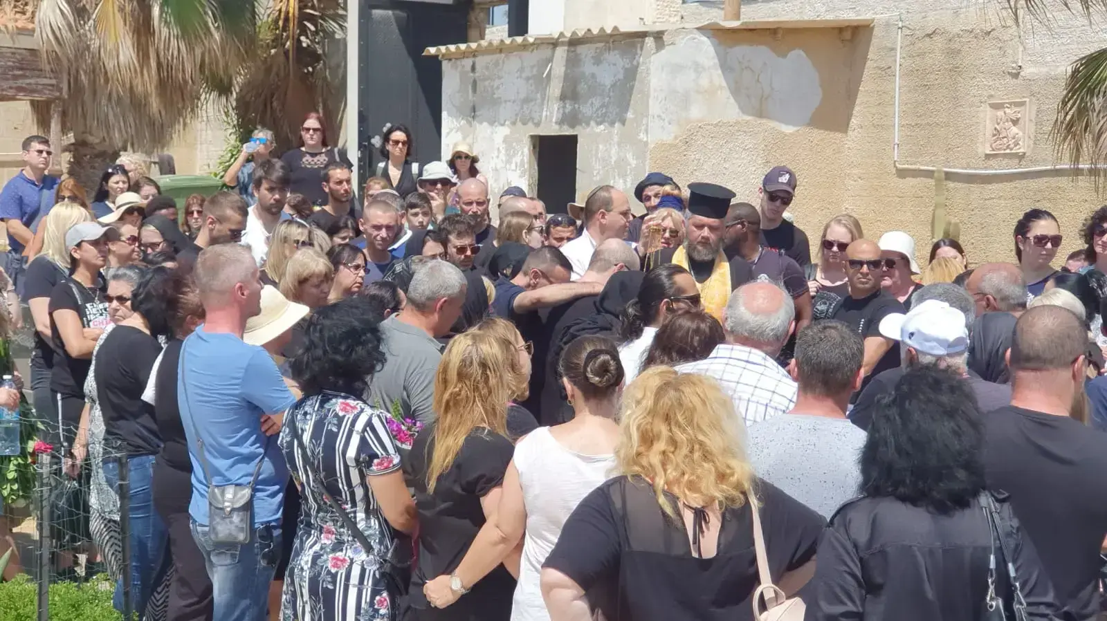 עשרות קרובים וחברים של טימופיי אשורטיה, שנפל למותו מצוק בחוף הים בבת ים, בהלוויתו בבית הקברות ביפו. 21 ביוני 2019 עשרות קרובים וחברים של טימופיי אשורטיה, שנפל למותו מצוק בחוף הים בבת ים, בהלוויתו בבית הקברות ביפו. 21 ביוני 2019