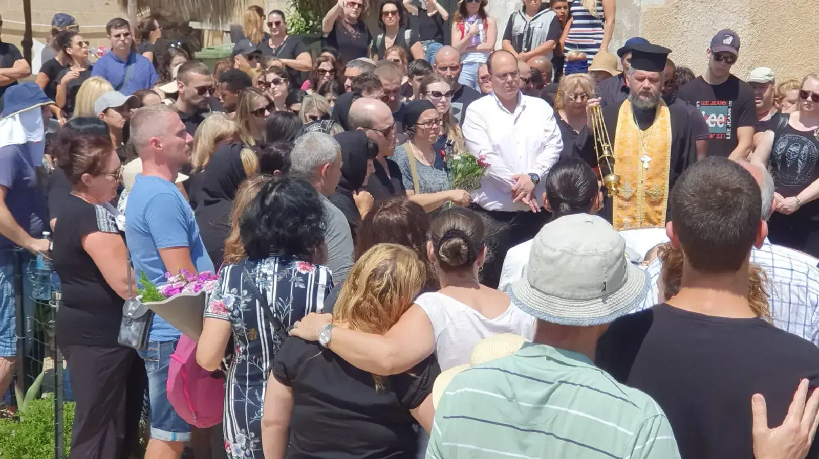 עשרות קרובים וחברים של טימופיי אשורטיה, כולל ראש עיריית בת ים, בהלוויתו בבית הקברות ביפו. 21 ביוני 2019 עשרות קרובים וחברים של טימופיי אשורטיה, כולל ראש עיריית בת ים, בהלוויתו בבית הקברות ביפו. 21 ביוני 2019