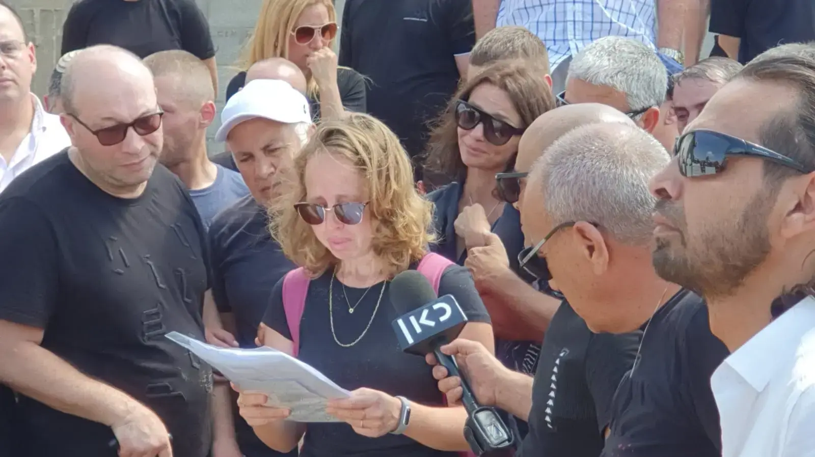 עשרות קרובים וחברים של טימופיי אשורטיה, שנפל למותו מצוק בחוף הים בבת ים, בהלוויתו בבית הקברות ביפו. 21 ביוני 2019 עשרות קרובים וחברים של טימופיי אשורטיה, שנפל למותו מצוק בחוף הים בבת ים, בהלוויתו בבית הקברות ביפו. 21 ביוני 2019