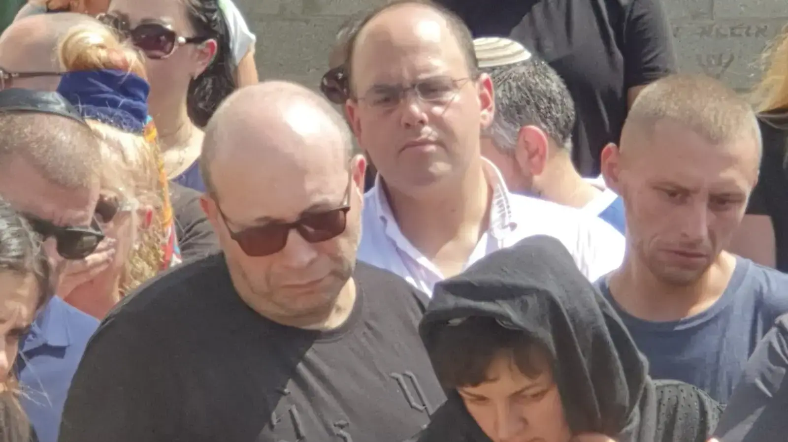 הוריו טימופיי אשורטיה, שנפל למותו מצוק בחוף הים בבת ים, בהלוויתו בבית הקברות ביפו. 21 ביוני 2019 הוריו טימופיי אשורטיה, שנפל למותו מצוק בחוף הים בבת ים, בהלוויתו בבית הקברות ביפו. 21 ביוני 2019