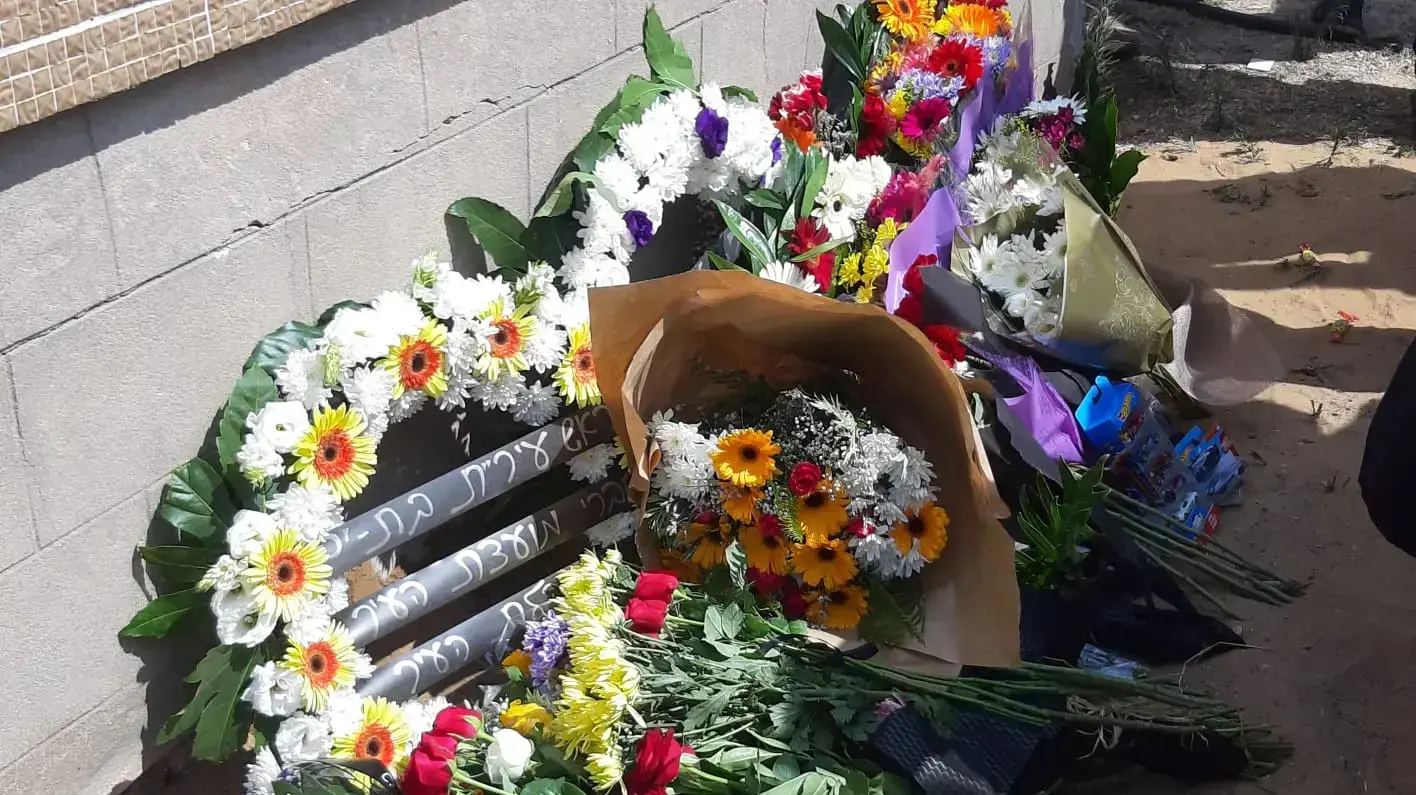 זרים על קברו של טימופי אשוריטה, שנפל מצוק בחוף הים בבת ים, בבית הקברות ביפו. 21 ביוני 2019 זרים על קברו של טימופי אשוריטה, שנפל מצוק בחוף הים בבת ים, בבית הקברות ביפו. 21 ביוני 2019