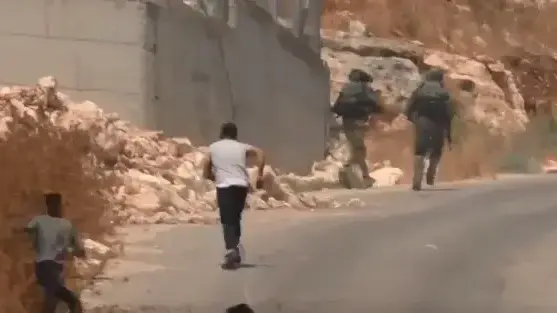 צילום מסך מתוך סרטון של חיילים בורחים מפלסטינים שמשליכים אבנים בתקוע שביו"ש, 22 יוני 2019 צילום מסך מתוך סרטון של חיילים בורחים מפלסטינים שמשליכים אבנים בתקוע שביו"ש, 22 יוני 2019