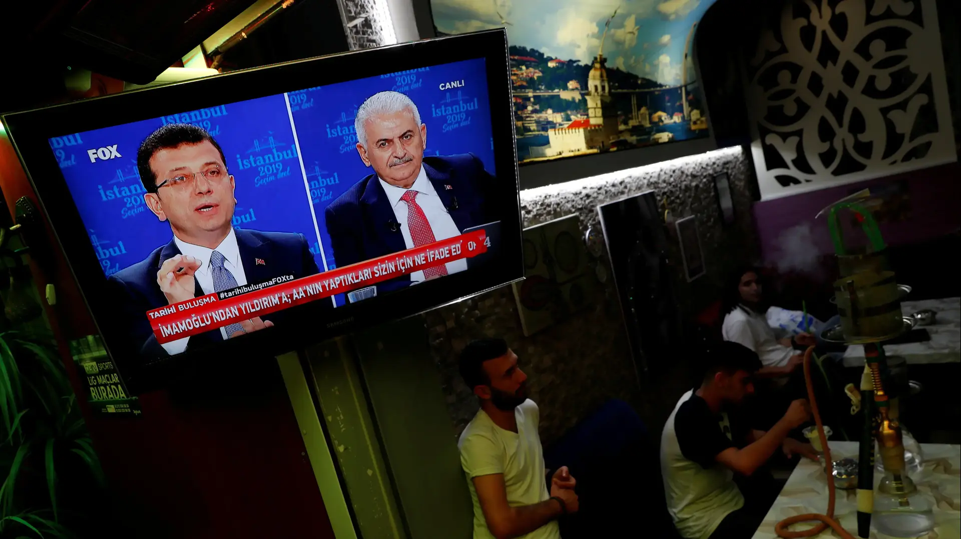 העימות בין המועמדים לראשות עיריית איסטנבול מוקרן בבית קפה בעיר, 16 ביוני 2019 העימות בין המועמדים לראשות עיריית איסטנבול מוקרן בבית קפה בעיר, 16 ביוני 2019