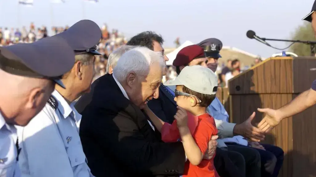 ר', נכדו של אריאל שרון, עם סבו ר', נכדו של אריאל שרון, עם סבו