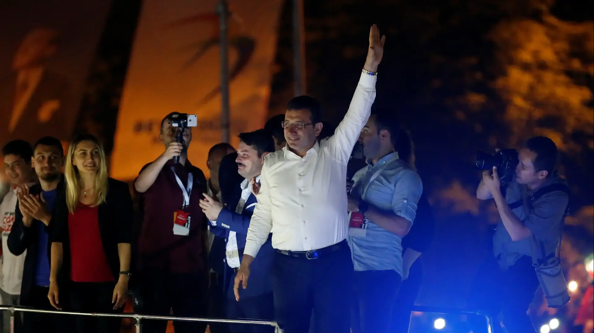 אקרם אימאמולו לאחר פרסום תוצאות הבחירות באיסטנבול - 23 יוני 2019 אקרם אימאמולו לאחר פרסום תוצאות הבחירות באיסטנבול - 23 יוני 2019