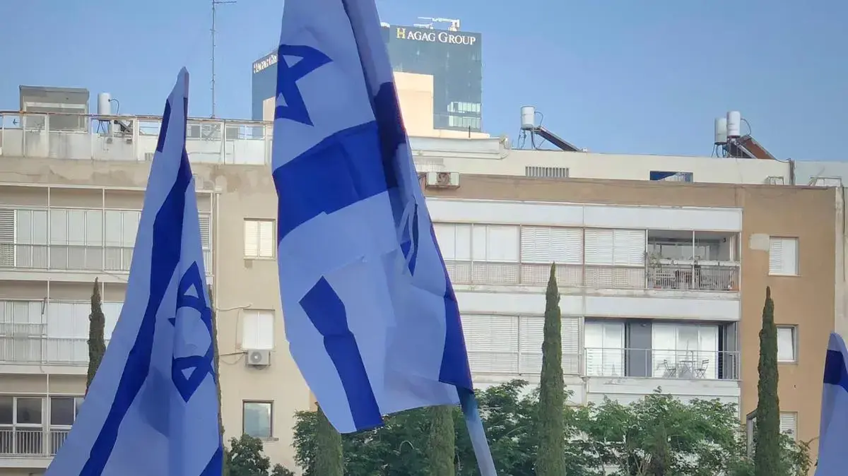 הפגנה של מעל אלף איש בכיכר הבימה במחאה על הגירוש המתוכנן של מאה מהגרות עבודה מהפיליפינים. הפגנה של מעל אלף איש בכיכר הבימה במחאה על הגירוש המתוכנן של מאה מהגרות עבודה מהפיליפינים.