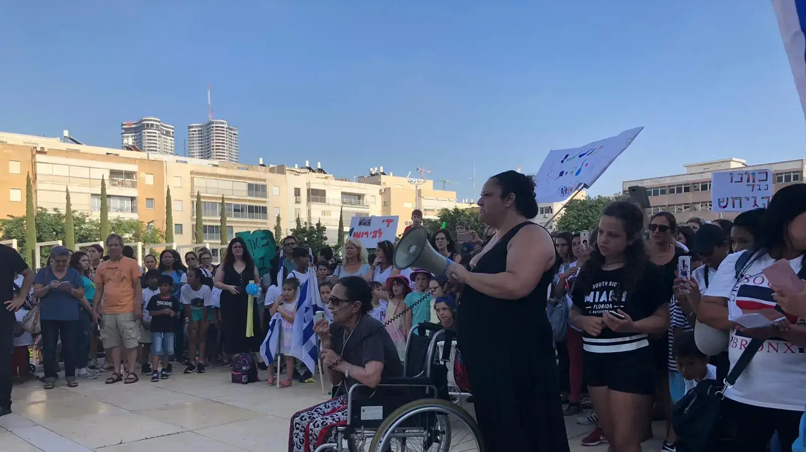 הפגנה של מעל אלף איש בכיכר הבימה במחאה על הגירוש המתוכנן של מאה מהגרות עבודה מהפיליפינים. הפגנה של מעל אלף איש בכיכר הבימה במחאה על הגירוש המתוכנן של מאה מהגרות עבודה מהפיליפינים.