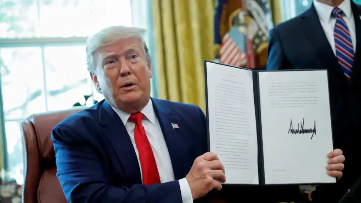 נשיא ארצות הברית דונלד טראמפ מציג את הסנקציות נגד איראן 24 ביוני 2019 נשיא ארצות הברית דונלד טראמפ מציג את הסנקציות נגד איראן 24 ביוני 2019