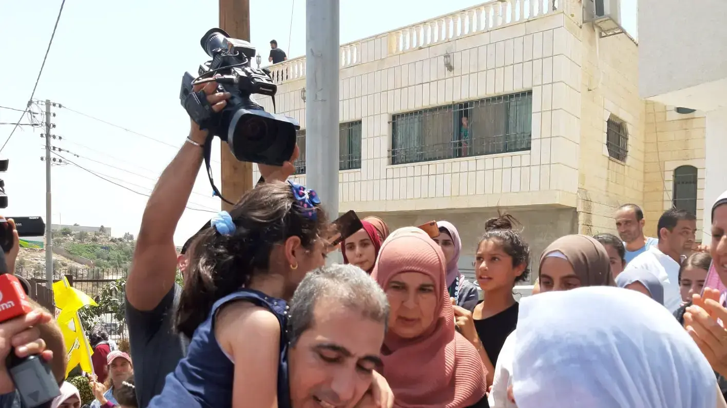 קטוסה עם בתו מחוץ לביתו, 25 ביוני 2019 קטוסה עם בתו מחוץ לביתו, 25 ביוני 2019