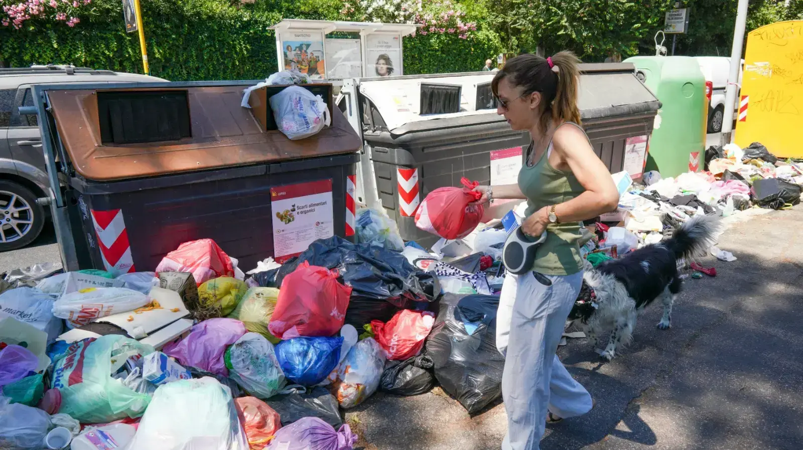 ערימות אשפה ברחובות רומא, איטליה, 24 ביוני 2019 ערימות אשפה ברחובות רומא, איטליה, 24 ביוני 2019