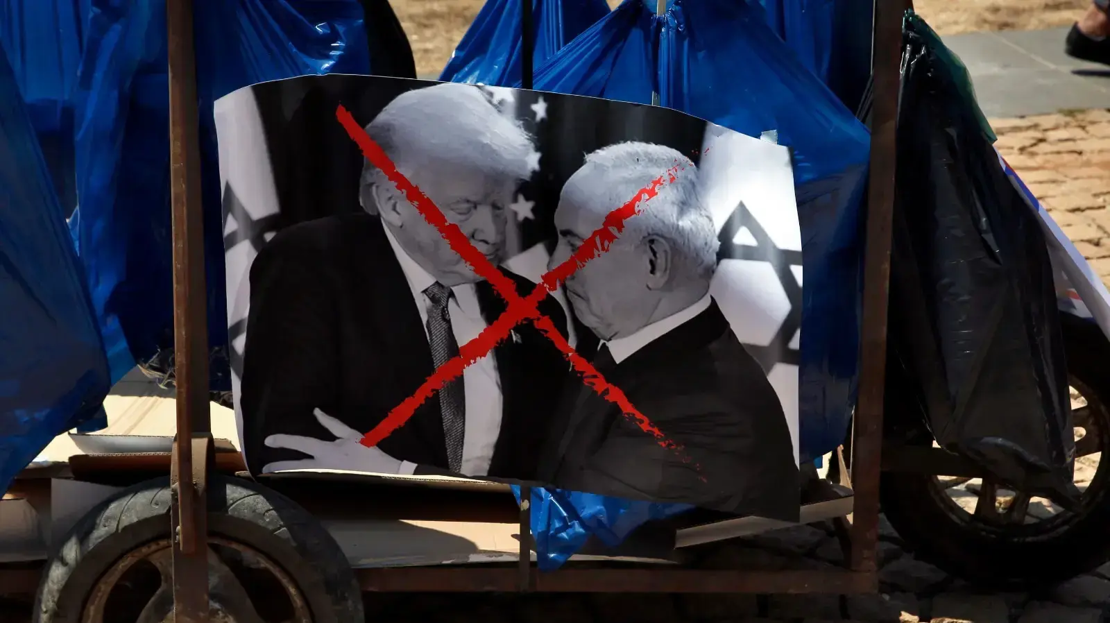 עגלת אשפה עם תצלום של נשיא ארצות הברית דונלד טראמפ וראש הממשלה בנימין נתניהו בהפגנה  מול מטה האו"ם בבירות, 25 ביוני 2019. 
