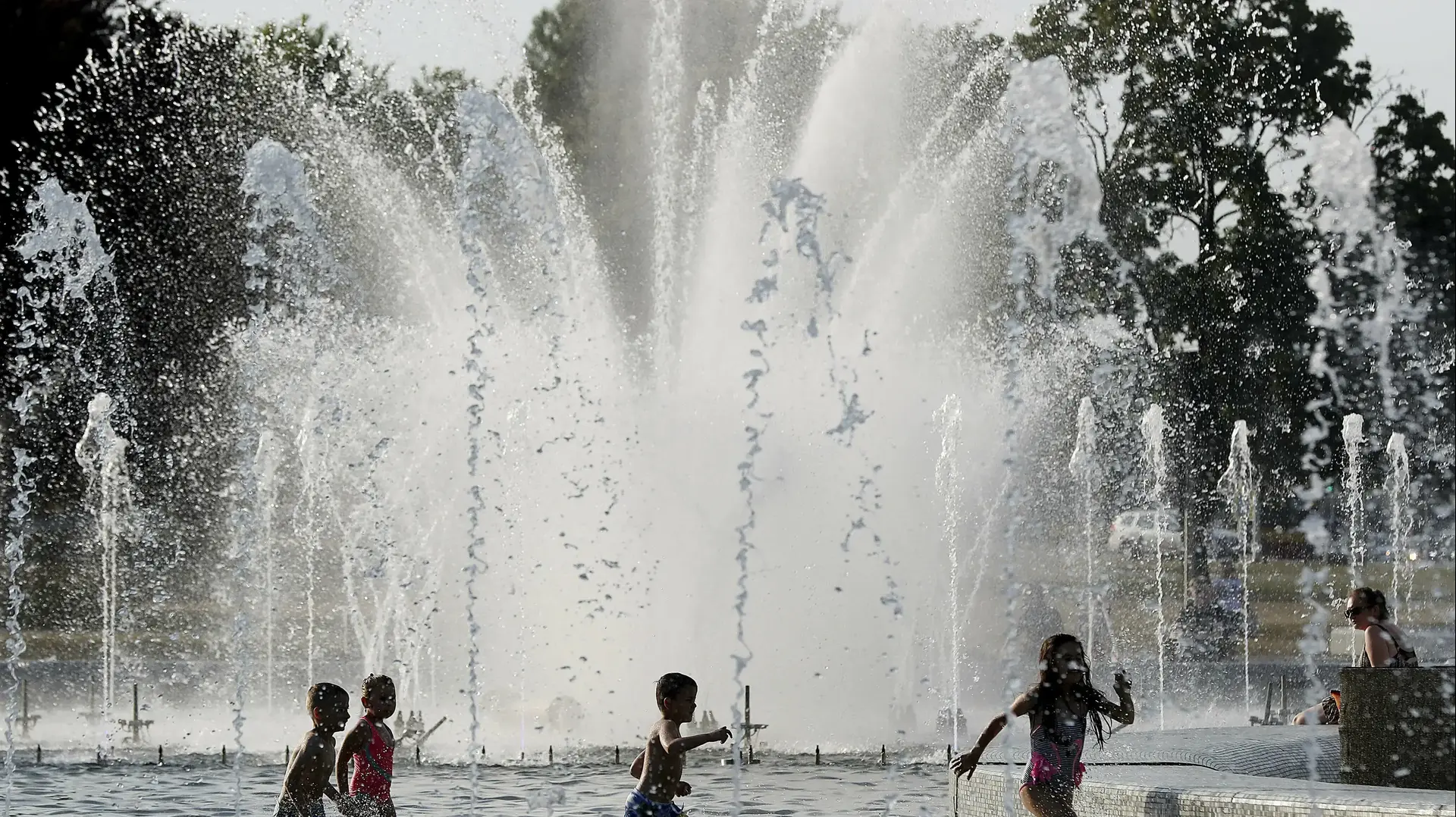 ילדים מצטטנים במזרקה, ורשה, פולין, 26 ביוני 2019